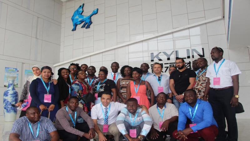 2017 Seminar on Intelligent Government of English-speaking and French-Speaking African Countries visits Ubuntu Kylin Home